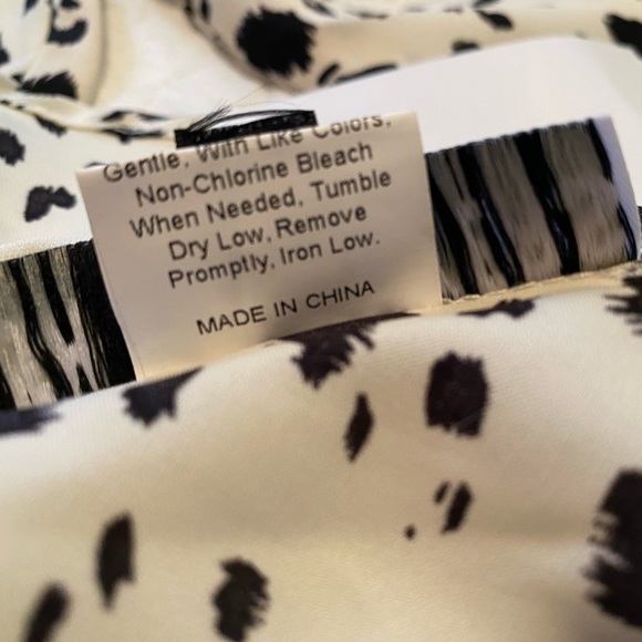 Cow Print 🖤 Cinched Waist, Flattering Top. Dash Outfitters, NWT - Picture 4 of 11